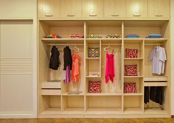 衣柜企業(yè)做好傳統(tǒng)渠道銷售同時(shí)向線上發(fā)展.jpg 衣柜企業(yè)做好傳統(tǒng)渠道銷售同時(shí)向線上發(fā)展.jpg