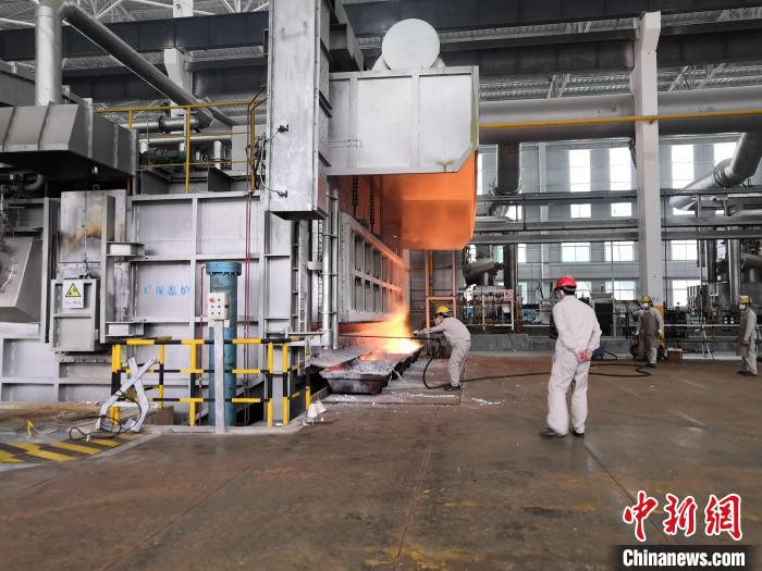 圖為來賓市一家鋁企業里工人忙碌工作。 來賓市工業園區供圖 圖為來賓市一家鋁企業里工人忙碌工作。 來賓市工業園區供圖